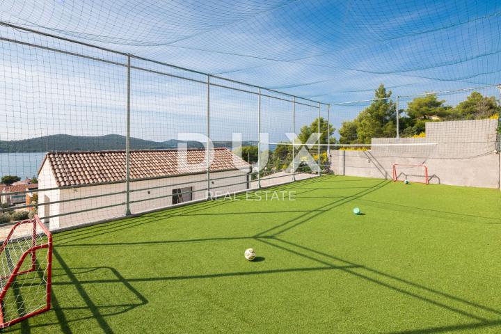 DALMACIJA, ŠIBENIK - Luksuzna villa sa bazenom nogometnim igralištem i saunom