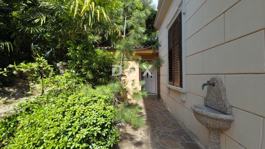 OPATIJA, CENTAR - Stan u austrougarskoj vili, 150 m od mora, 63m2