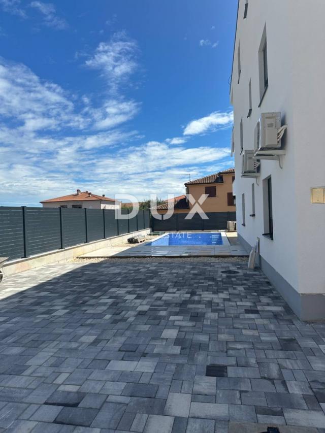 ISTRA, NOVIGRAD - Prostrani stan s bazenom i okućnicom na odličnoj lokaciji!