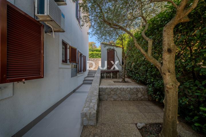 OTOK KRK, GRAD KRK (OKOLICA) - Savršen obiteljski mir: odmah useljiva primorska kuća s velikim teras