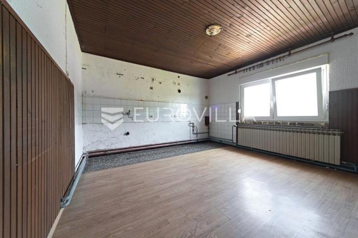 Čepin, na prodaju prostrana kuća od 488 m² s tri stambene cjeline