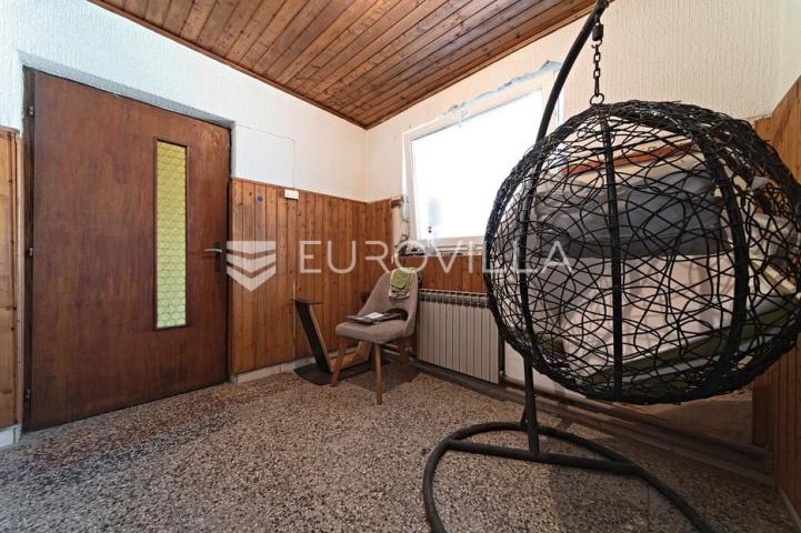 Čepin, na prodaju prostrana kuća od 488 m² s tri stambene cjeline