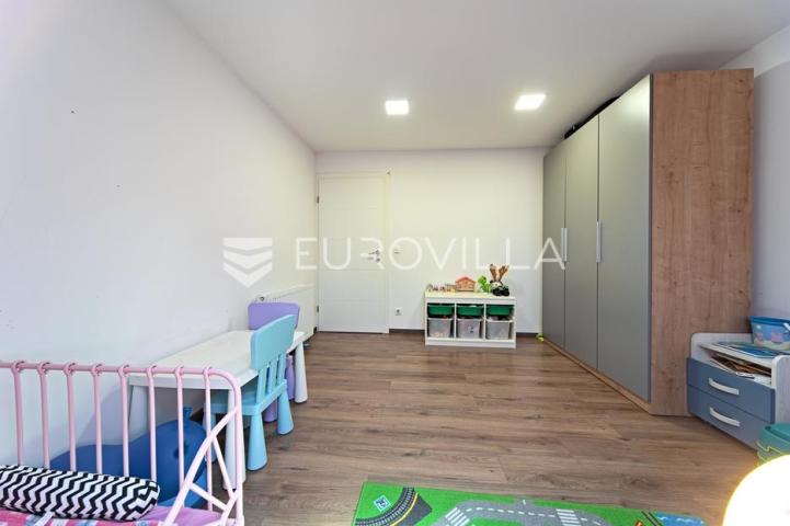 Čepin, na prodaju prostrana kuća od 488 m² s tri stambene cjeline