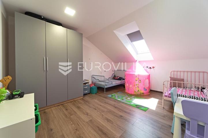 Čepin, na prodaju prostrana kuća od 488 m² s tri stambene cjeline