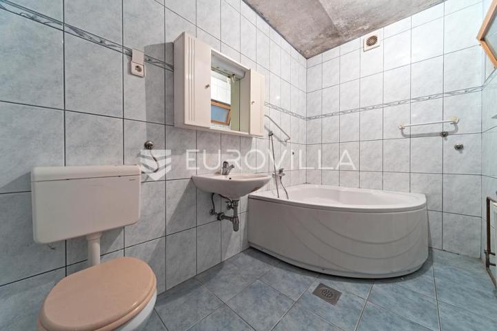 Čepin, na prodaju prostrana kuća od 488 m² s tri stambene cjeline