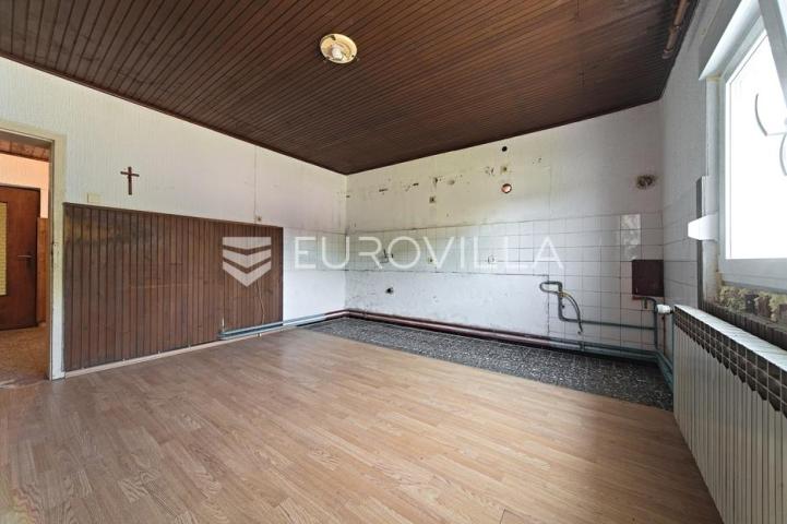 Čepin, na prodaju prostrana kuća od 488 m² s tri stambene cjeline