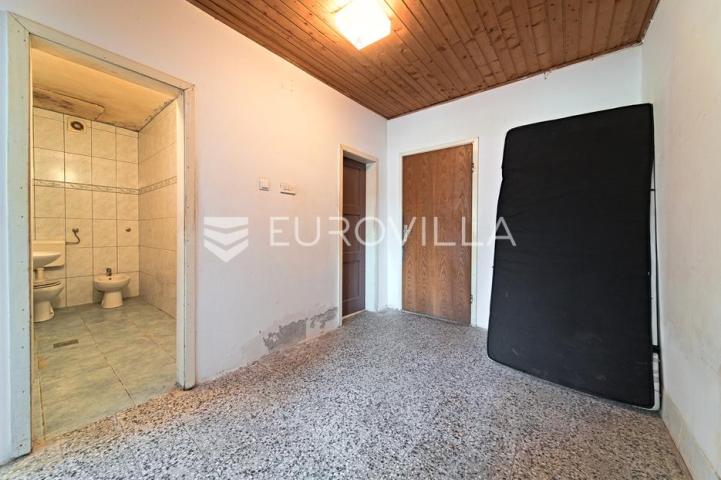 Čepin, na prodaju prostrana kuća od 488 m² s tri stambene cjeline