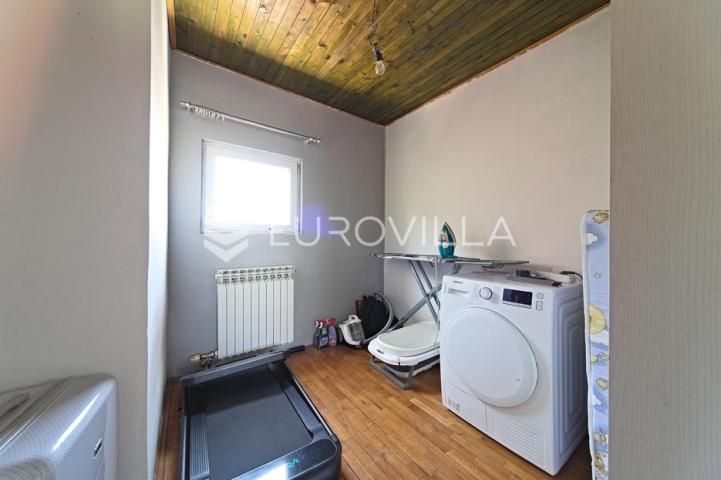 Čepin, na prodaju prostrana kuća od 488 m² s tri stambene cjeline