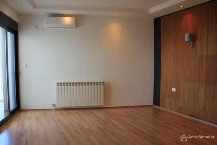 Penthouse 240 m2 u zgradi sa bazenom