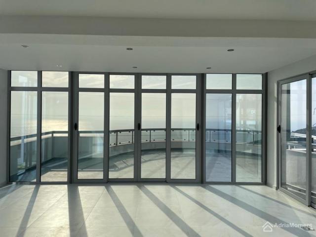 Penthouse 240 m2 u zgradi sa bazenom