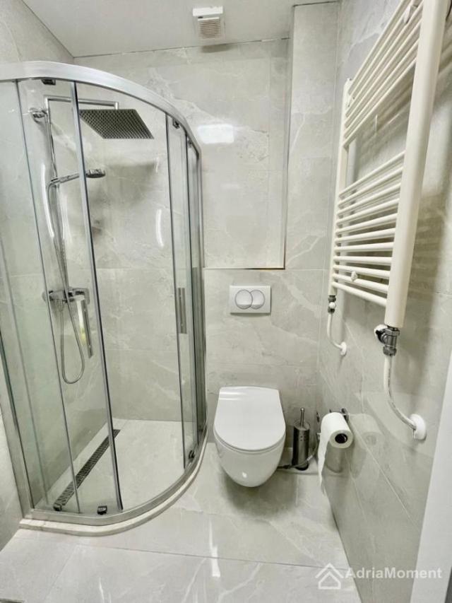 Penthouse 240 m2 u zgradi sa bazenom