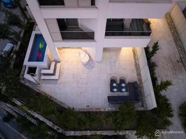 Stan u Rafailovićima - sa terasom od 80 m2 i privatnim bazenom