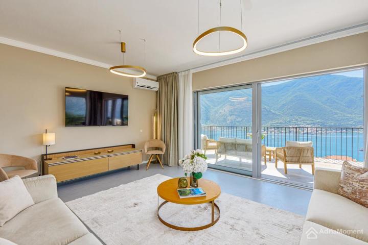 Prodaja — trosoban stan u Dobroti, Boka Kotorska