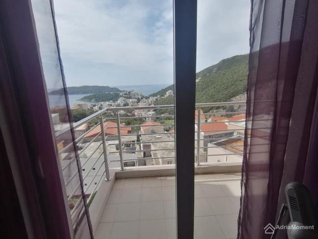 Bečići-Ivanovići — Veliki dvosoban stan sa garažom