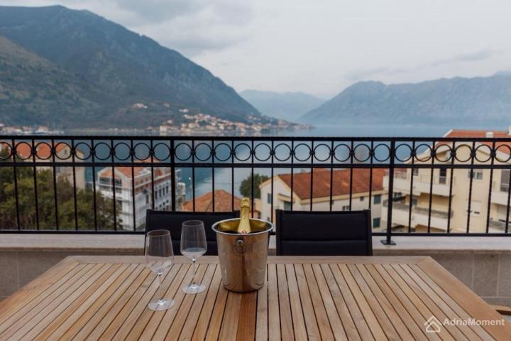 Elitni penthouse u Dobroti – 2 stana na prodaju