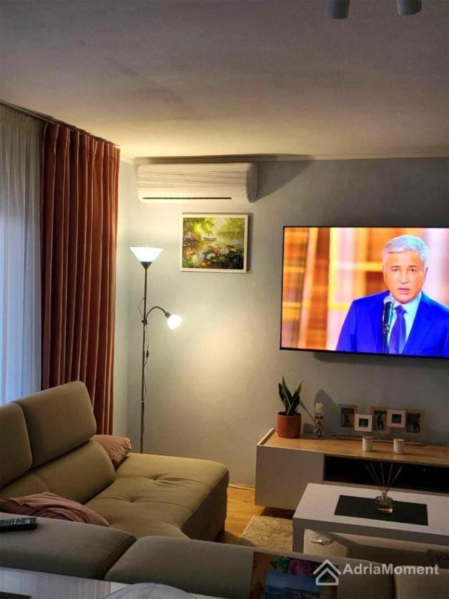 Dvosoban stan s velikom terasom u Tivtu