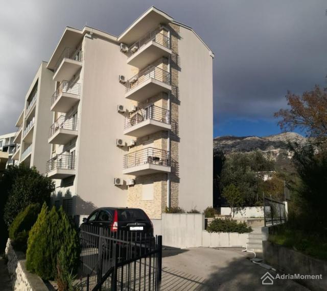 Bečići-Ivanovići — Veliki dvosoban stan sa garažom