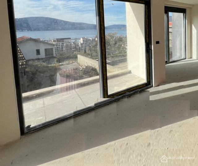 Novi dvoetažni stan 126 m2 u Tivtu - 4 spavaće sobe. Bazen