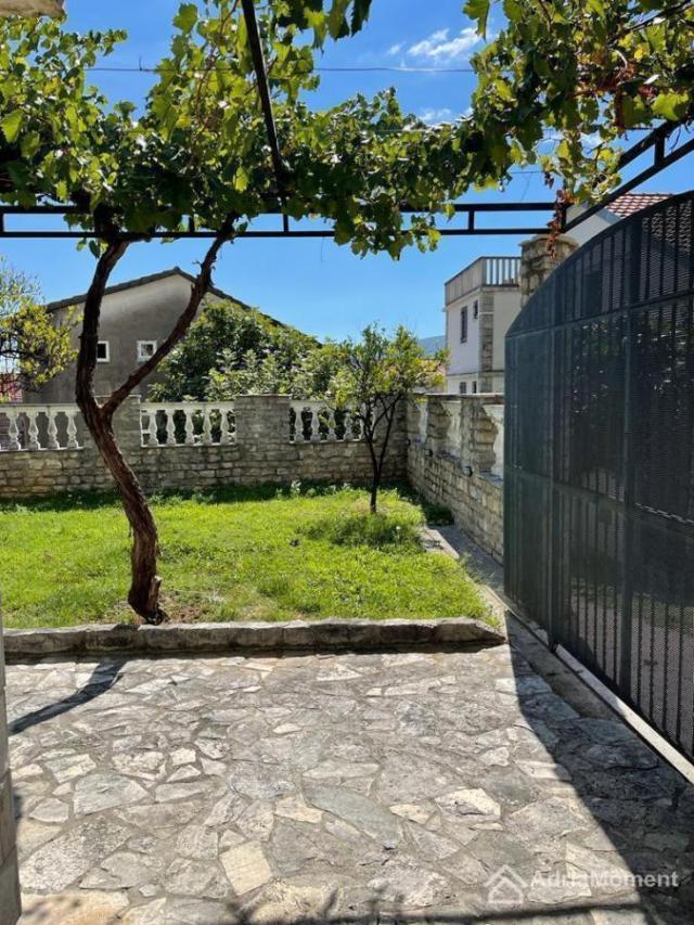 Kuća sa 5 apartmana u Baošićima - za stanovanje i poslovanje