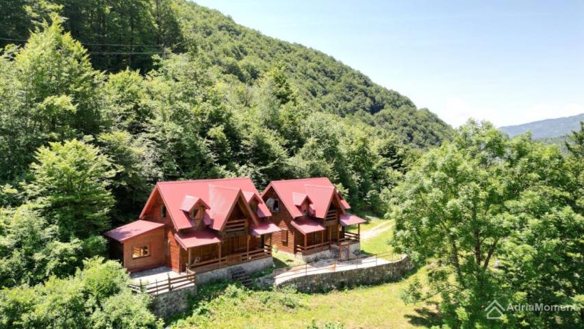 Dvije kuće u stilu chalet u Kolašinu - legalno