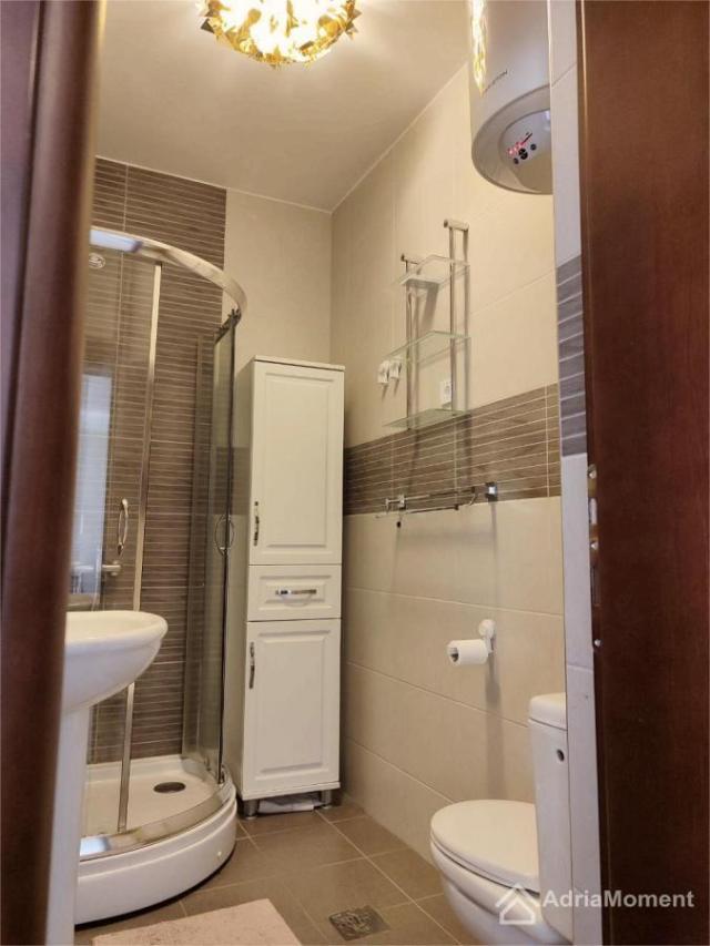 Prodaje se trosoban stan u Dobroti - 70 metara od mora