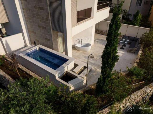 Stan u Rafailovićima - sa terasom od 80 m2 i privatnim bazenom