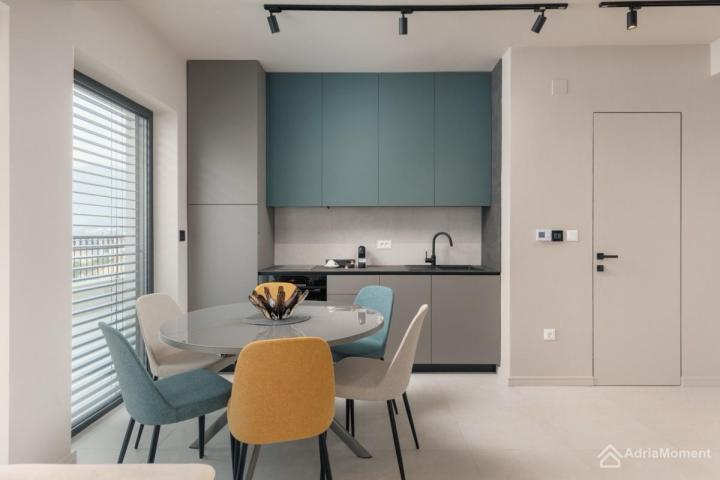 Elitni penthouse u Dobroti – 2 stana na prodaju