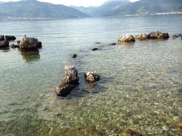 Kuća uz more u Luštici - odmah na plaži