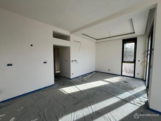Novi dvoetažni stan 126 m2 u Tivtu - 4 spavaće sobe. Bazen