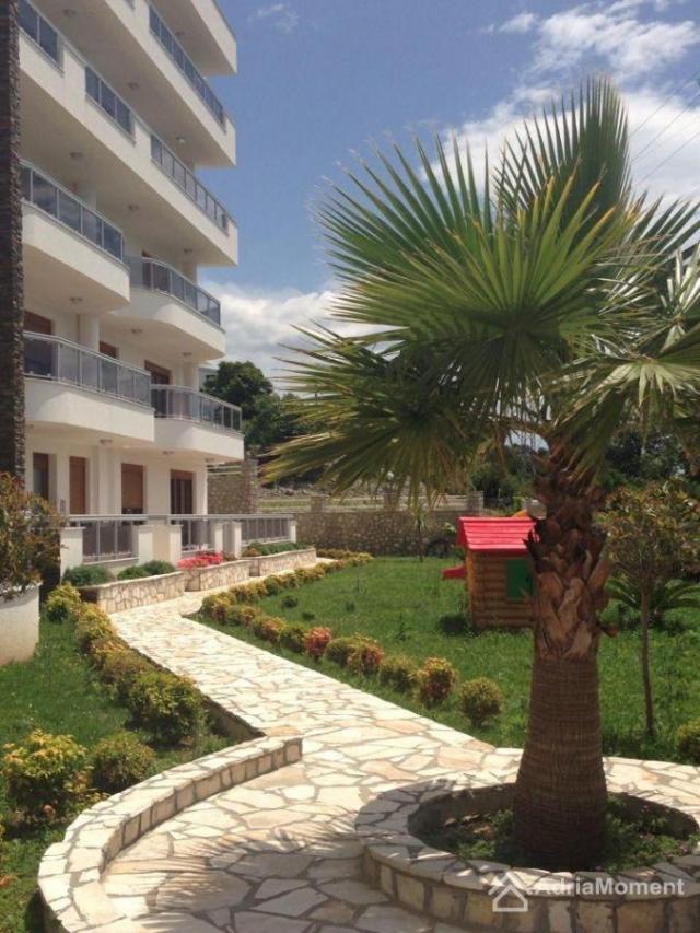 Penthouse 240 m2 u zgradi sa bazenom