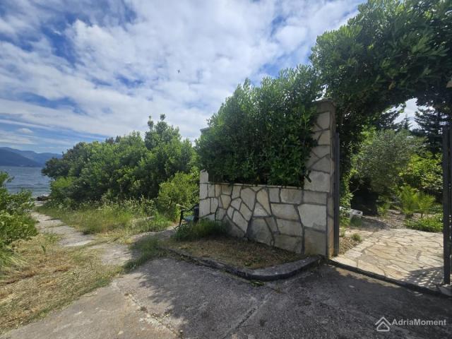 Kuća uz more u Luštici - odmah na plaži