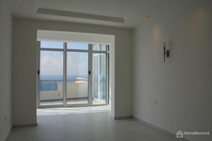 Penthouse 240 m2 u zgradi sa bazenom