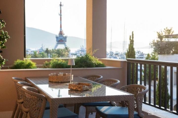 Izuzetan stan u Porto Montenegru na prvoj liniji mora