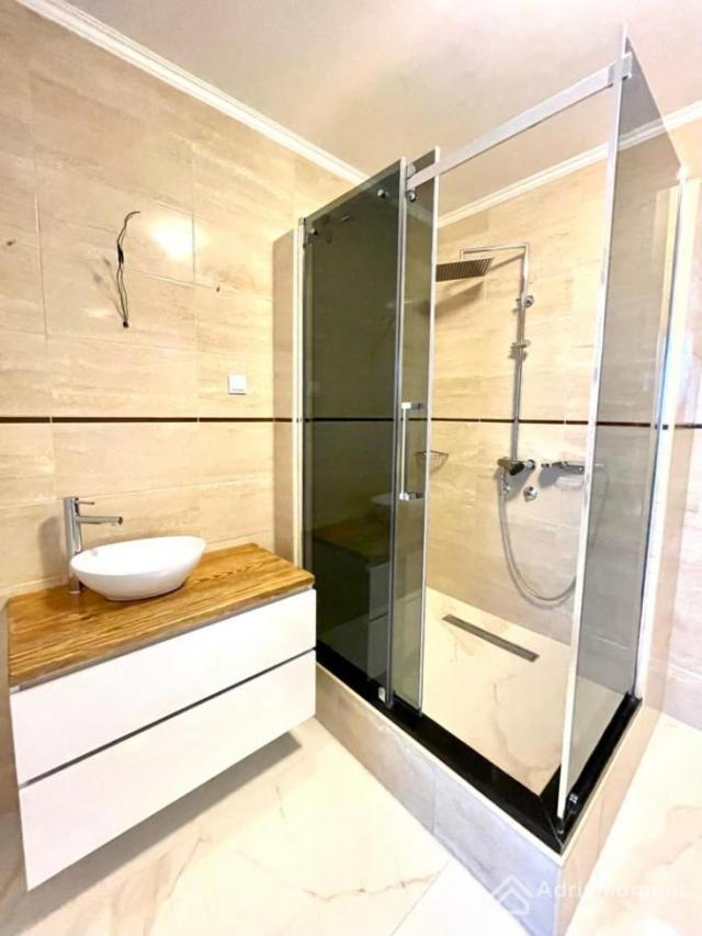 Penthouse 240 m2 u zgradi sa bazenom