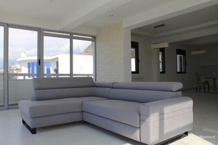 Penthouse 240 m2 u zgradi sa bazenom