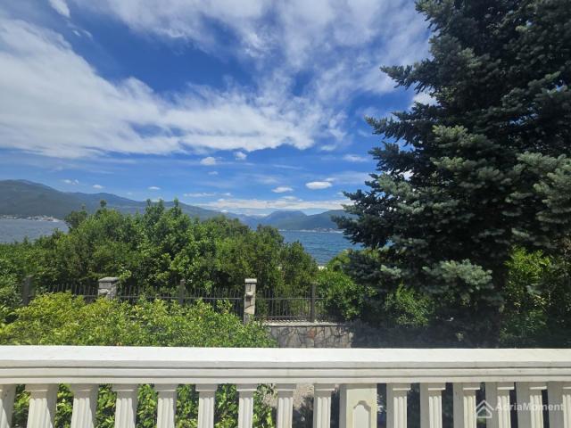 Kuća uz more u Luštici - odmah na plaži