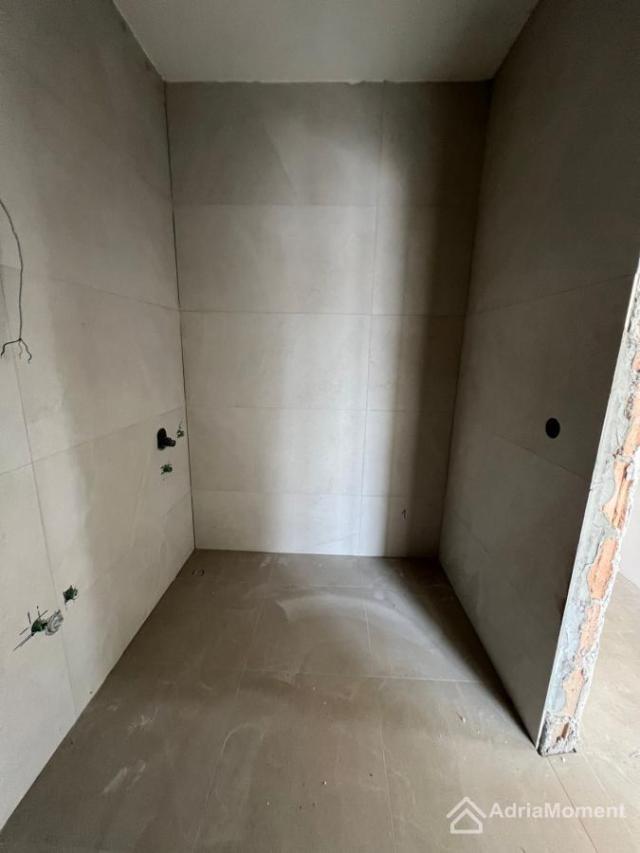 Novi dvoetažni stan 126 m2 u Tivtu - 4 spavaće sobe. Bazen