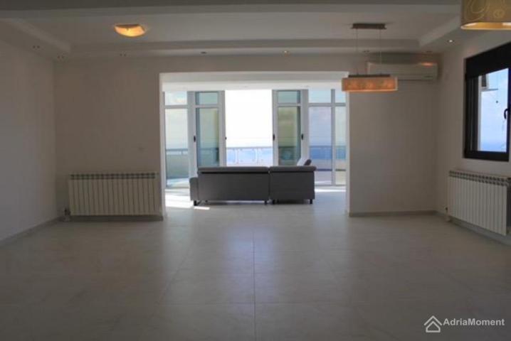 Penthouse 240 m2 u zgradi sa bazenom