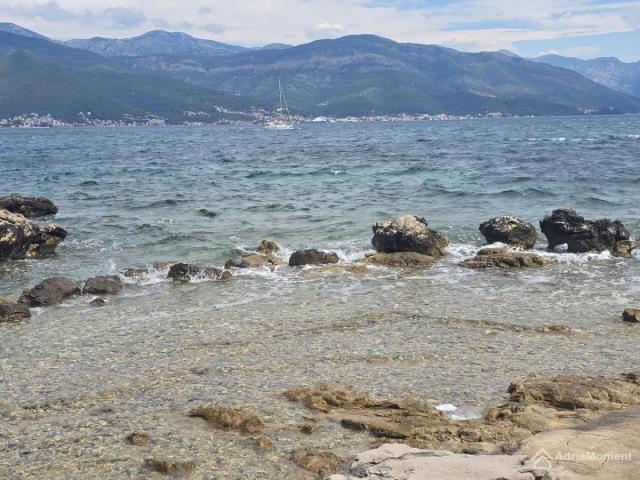 Kuća uz more u Luštici - odmah na plaži
