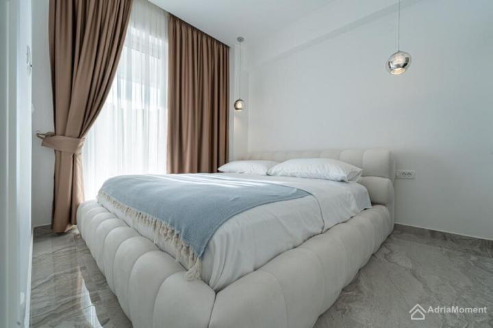 Stan u Rafailovićima - sa terasom od 80 m2 i privatnim bazenom