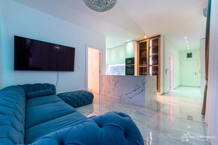 Stan u Rafailovićima - sa terasom od 80 m2 i privatnim bazenom