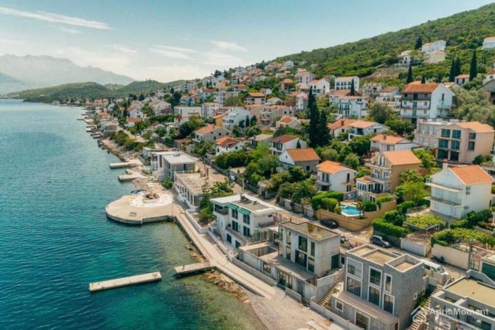 Kuća s bazenom na Luštici — 2. red do mora