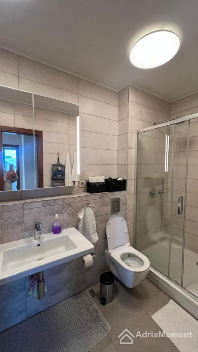 3-soban stan sa garazom -- pored Boka Place Porto Montenegro
