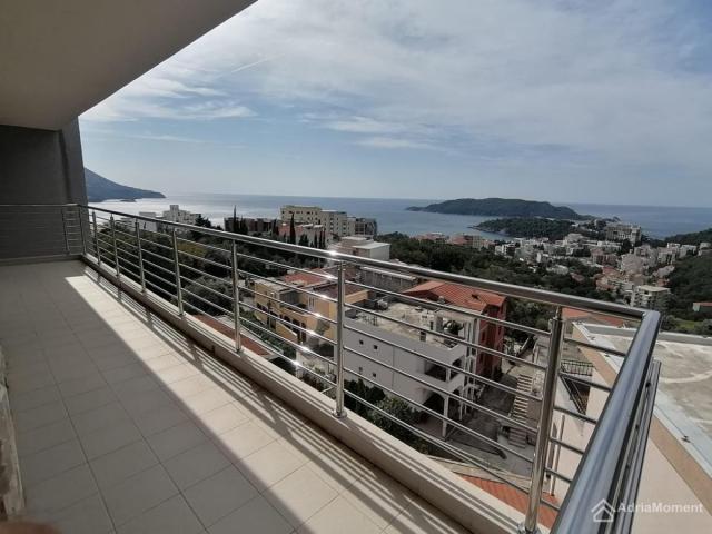 Bečići-Ivanovići — Veliki dvosoban stan sa garažom