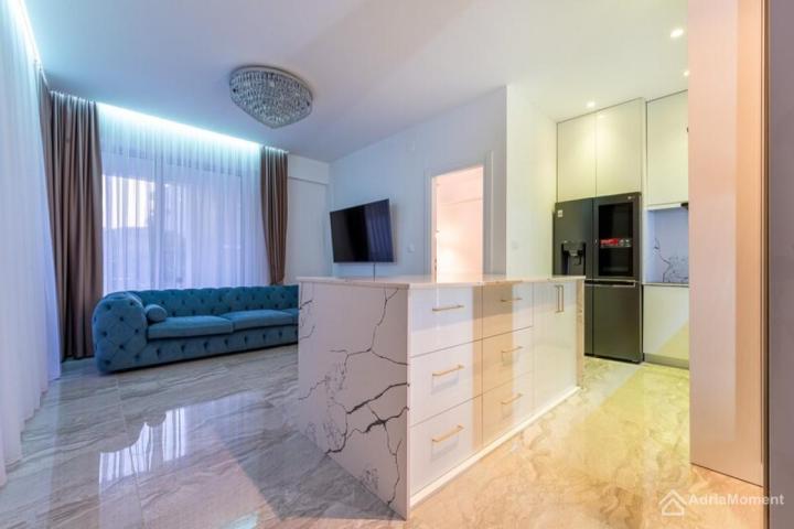 Stan u Rafailovićima - sa terasom od 80 m2 i privatnim bazenom