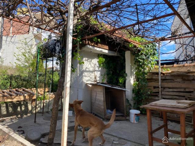 Prodaje se legalna kuća u Baru po niskoj cijeni