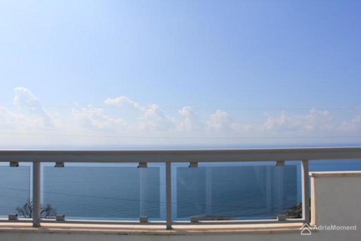 Penthouse 240 m2 u zgradi sa bazenom