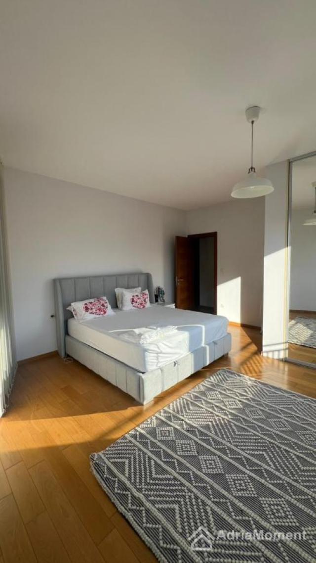 3-soban stan sa garazom -- pored Boka Place Porto Montenegro
