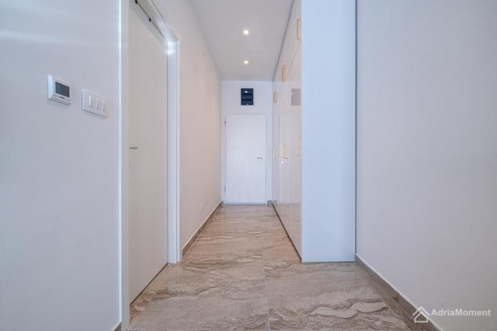 Stan u Rafailovićima - sa terasom od 80 m2 i privatnim bazenom