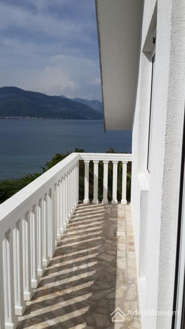 Kuća uz more u Luštici - odmah na plaži